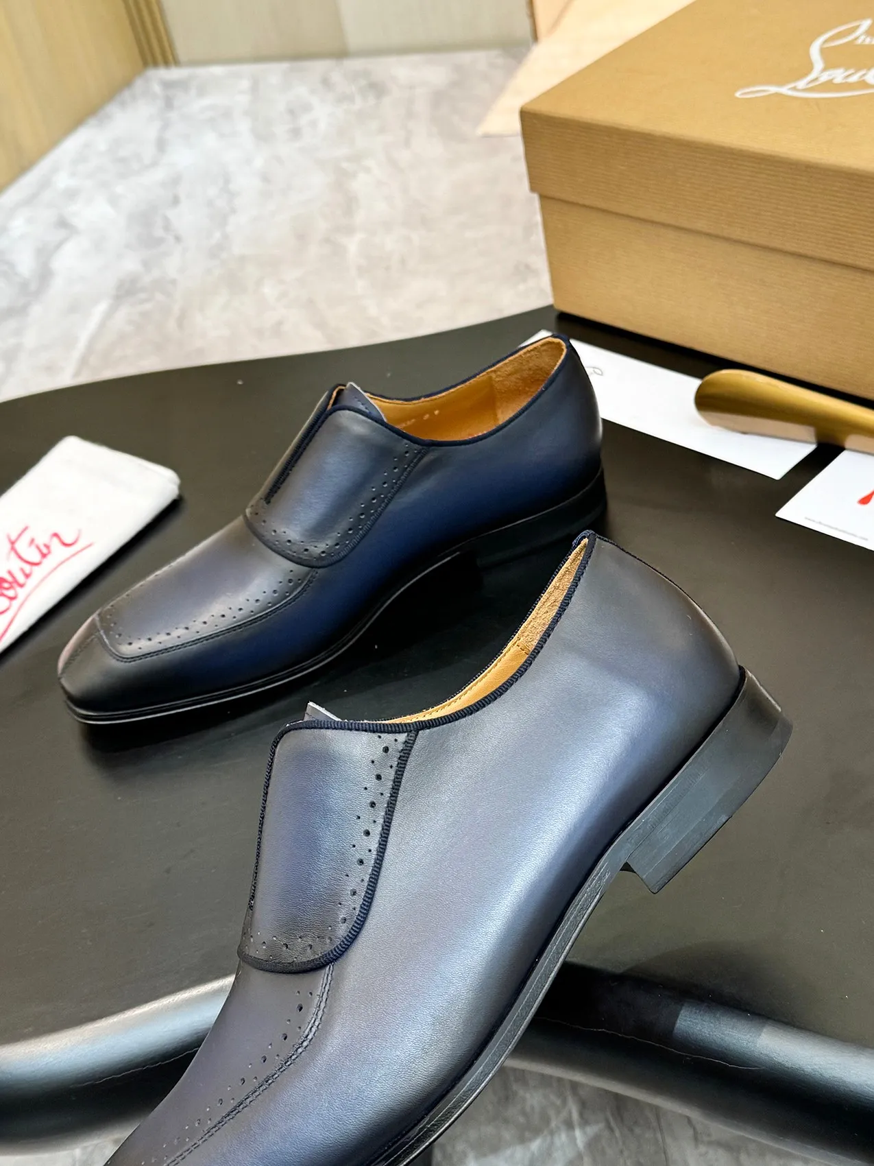 Batch 1080 yuan 💰CL～High-end men’s 👔casual loafers with red soles! ••🆑Genuine and top-quality goods from original orders ••✅💯 Purchase goods from top-quality original orders! Original imported patterned cowhide➕Imported cowhide lining➕Cowhide feet➕Original leather outsole~Size: 39-44 (38, 45.46.47 can be customized)